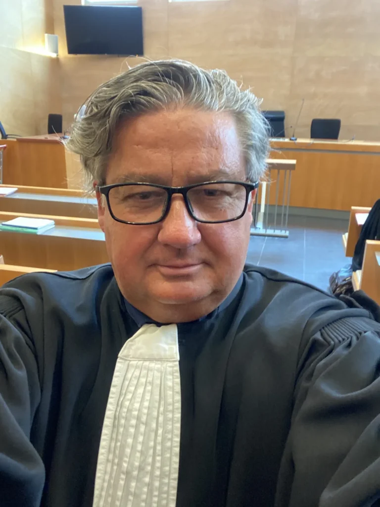 Portrait de Maître Jean Frédéric Le Gallo, avocat, en robe au tribunal