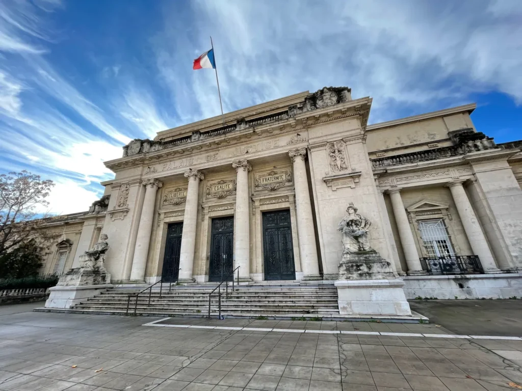 Façade d'un palais de justice avec le drapeau français
