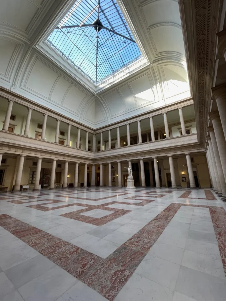 Grande salle sous verrière d'un palais de justice