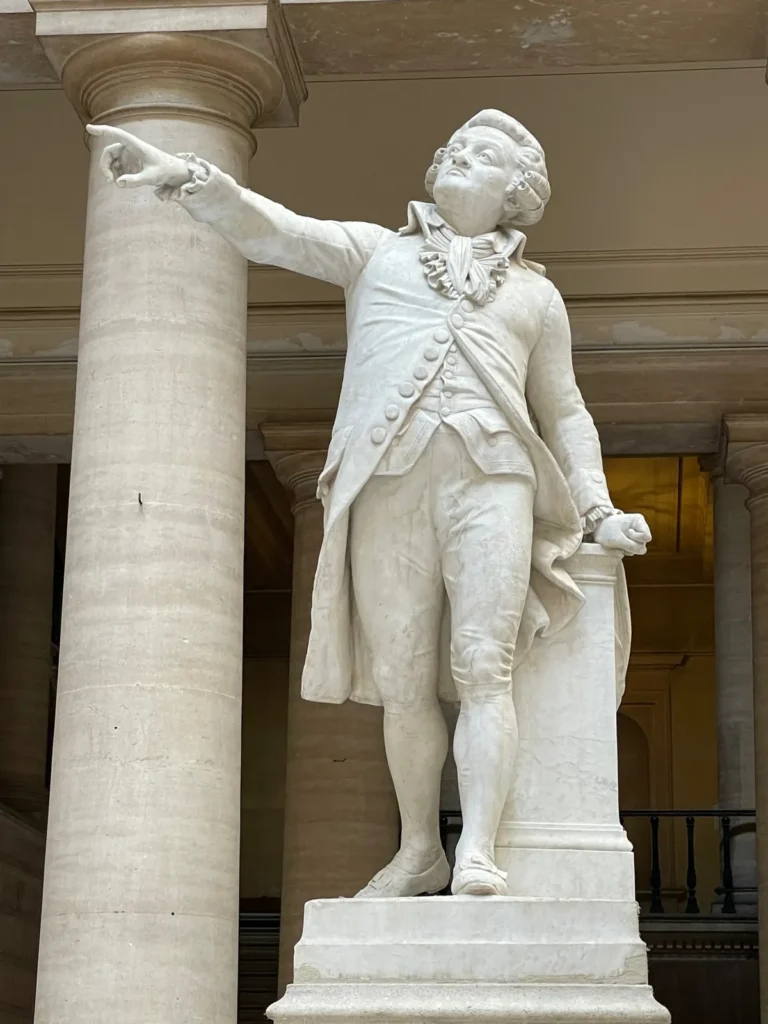 Statue en marbre dans un palais de justice