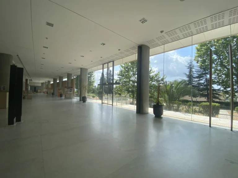 Salle des pas perdus d'un tribunal moderne